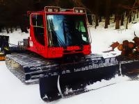 Snow groomer vehicles